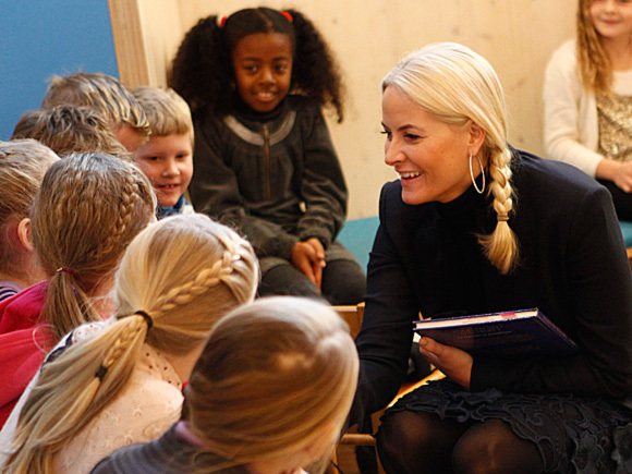 Kronprinsesse Mette-Marit har lesestund for barna på Vennesla bibliotek (Foto: Tor Erik Schrøder / NTB scanpix)